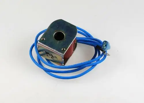 Spule mit metallischem Gehäuse und blauer Drähte, hergestellt von Remko, wahrscheinlich für den Einsatz in einem Umkehrventil oder ähnlichen Anwendungen.