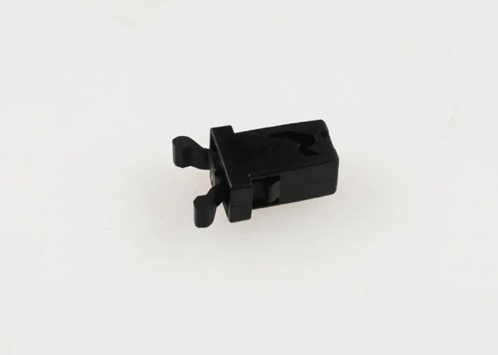 Befestigungsclip in Schwarz, geeignet für verschiedene Anwendungen, wie beispielsweise für Produkte der Marke Remko. 