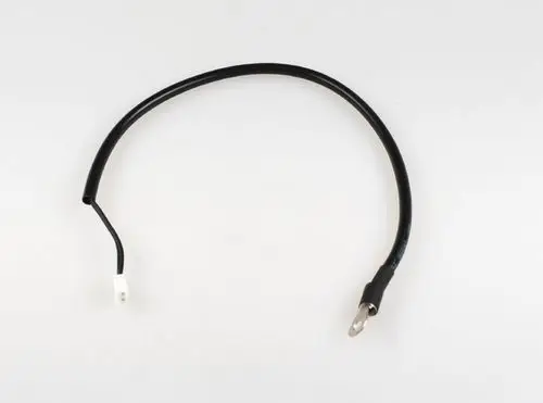 Schwarzes Kabel mit einem abisolierten Ende und einem weißen Stecker. Teil eines Remko Kompressorszenelements für Modelle 261/262/351/352 DC AT.