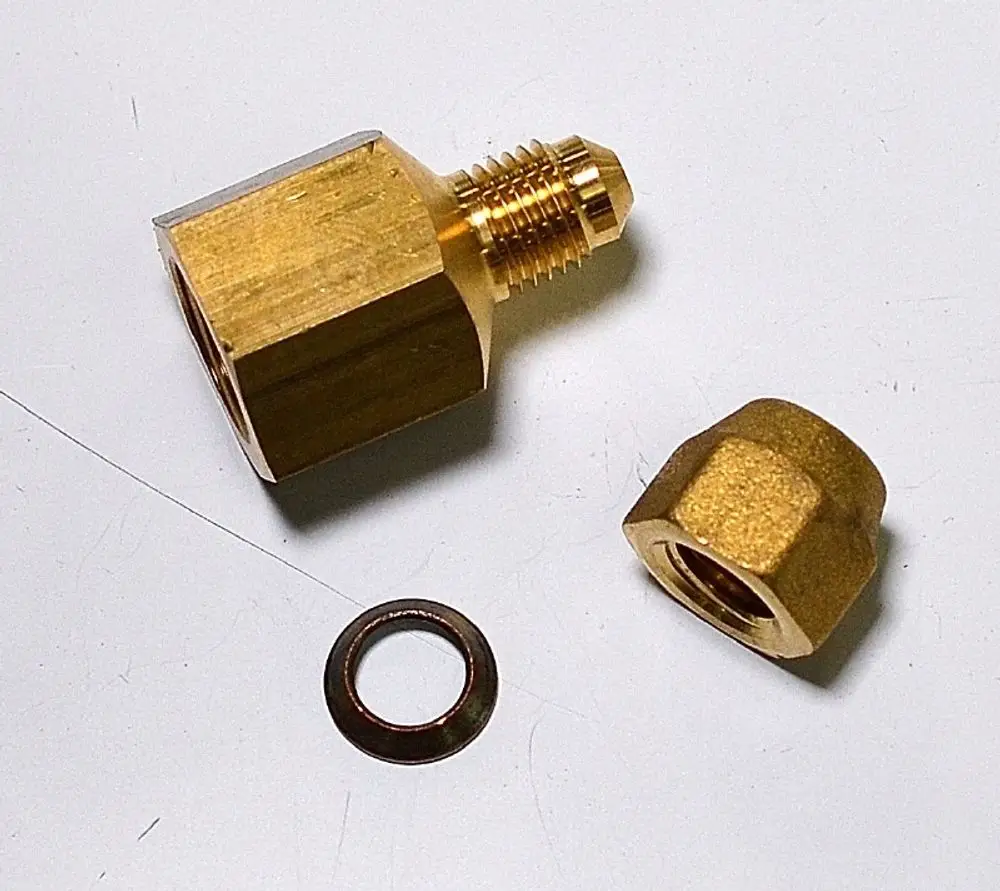 Zwei Messingadapter mit einer Dichtung, gefertigt von Remko, auf einem weißen Untergrund. Der größere hat ein geripptes Ende, während der kleinere eine glatte Oberfläche aufweist.