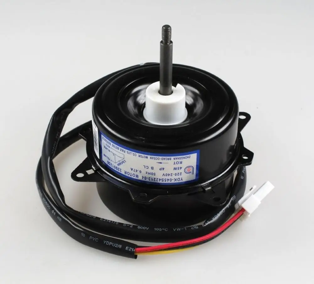 Remko Ventilatormotor mit schwarzem Gehäuse, zylindrischer Form und Anschlusskabel in verschiedenen Farben, für die Verwendung in Kühl- oder Heizsystemen.