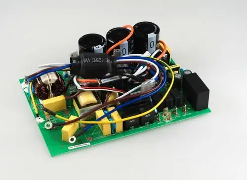 Steuerplatine von Remko mit mehreren Kondensatoren, Transformatoren und Kabelverbindungen auf grüner Leiterplatte, zur Regelung elektrischer Komponenten.