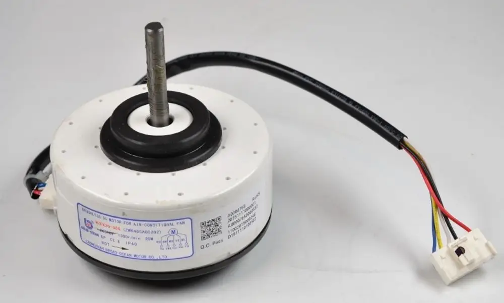 Remko Ventilatormotor mit schwarzem Kabel und Stecker, montiert auf einer weißen Basis, mit einer zentralen Welle für den Betrieb in Klimaanlagen oder Lüftungsanlagen.