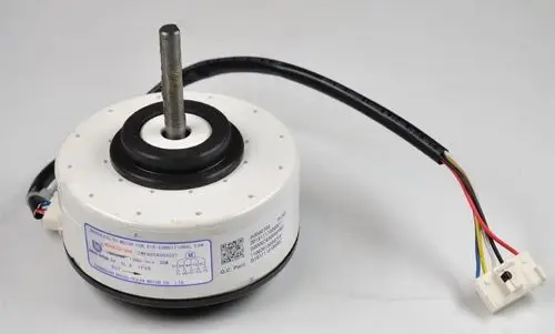 Remko Ventilatormotor mit schwarzem Kabel und Stecker, montiert auf einer weißen Basis, mit einer zentralen Welle für den Betrieb in Klimaanlagen oder Lüftungsanlagen.