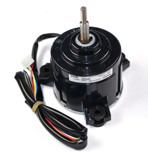 DC-Motor von Remko mit kurzem Wellenansatz und mehreren Anschlusskabeln. Das Gehäuse ist schwarz, und die Anschlussleitungen sind farblich gekennzeichnet.
