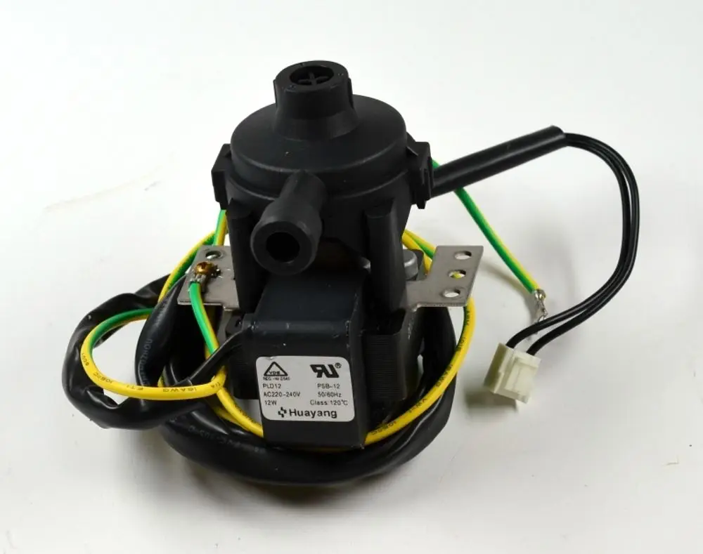 Kondensatpumpe mit elektrischen Anschlusskabeln, montiert auf Basis mit Halterung, hergestellt von Remko. Das Bauteil ist schwarz mit verschiedenen Kabeln in unterschiedlichen Farben.