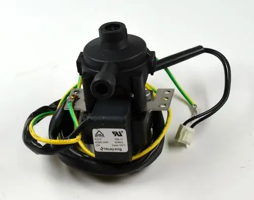 Kondensatpumpe mit elektrischen Anschlusskabeln, montiert auf Basis mit Halterung, hergestellt von Remko. Das Bauteil ist schwarz mit verschiedenen Kabeln in unterschiedlichen Farben.