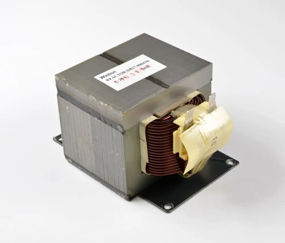 Transformator mit Metallgehäuse und Anschlussklemmen, hergestellt von Remko. Sichtbare Wicklungen im Inneren sorgen für die elektrische Energieübertragung.
