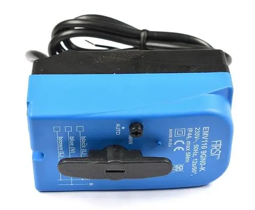 Stellmotor in blauer Gehäusefarbe, Modell von Remko, mit verstellbarem Schalter für Automatik- und Handbetrieb. Anschlusskabel vorhanden.