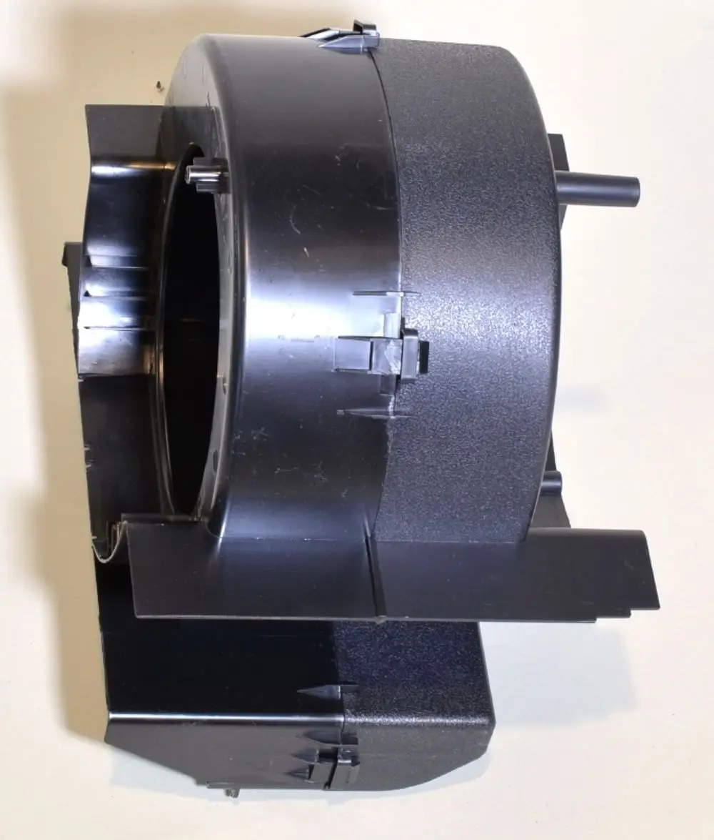 Schwarzes Ventilatorgehäuse mit mehreren Anschlüssen, hergestellt von Remko. Das Gehäuse zeigt eine klare Form und ist für eine technische Anwendung konzipiert.