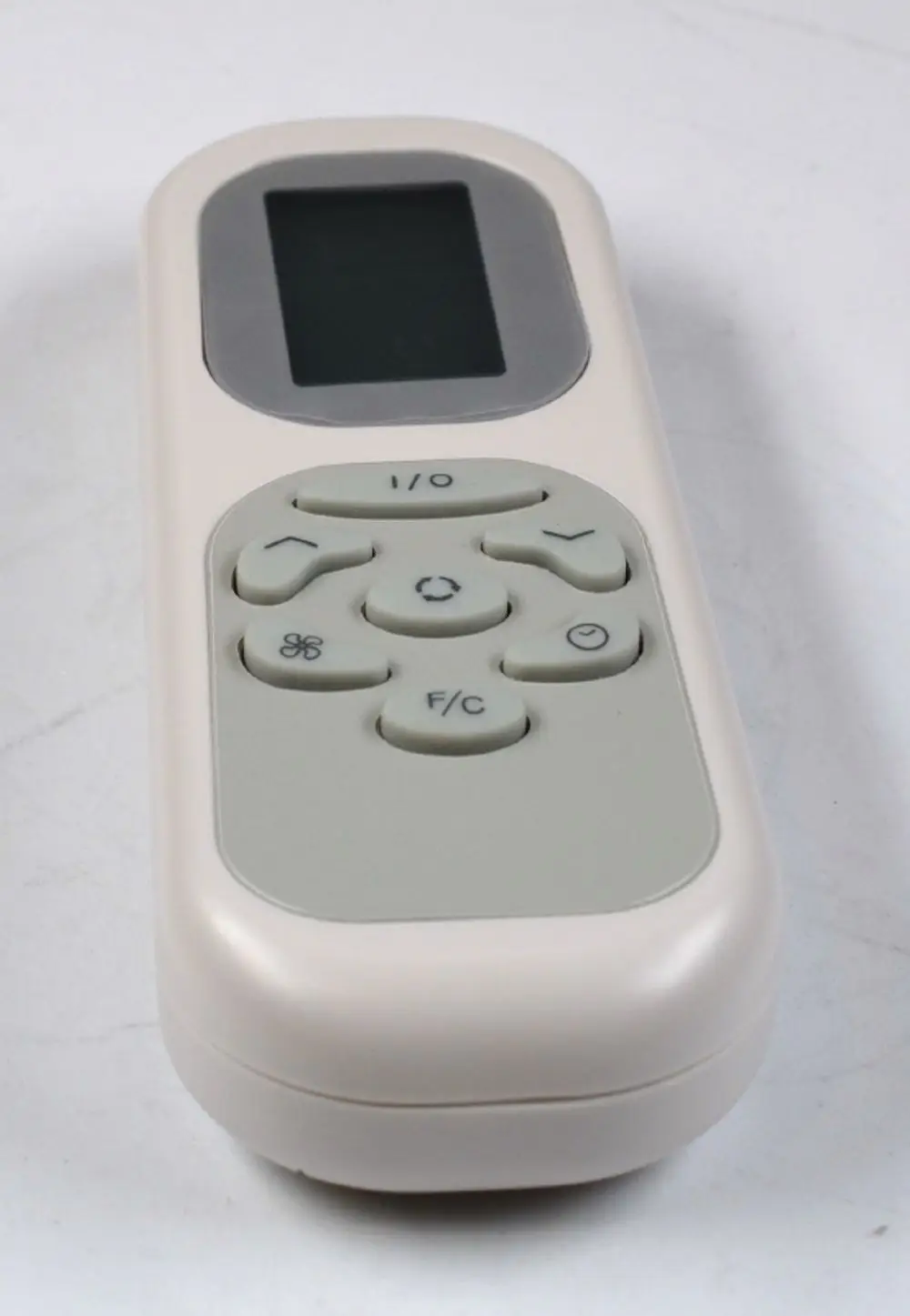 Fernbedienung in neutraler Farbe mit Display und Tasten, vermutlich von Remko, für die Steuerung von Geräten.