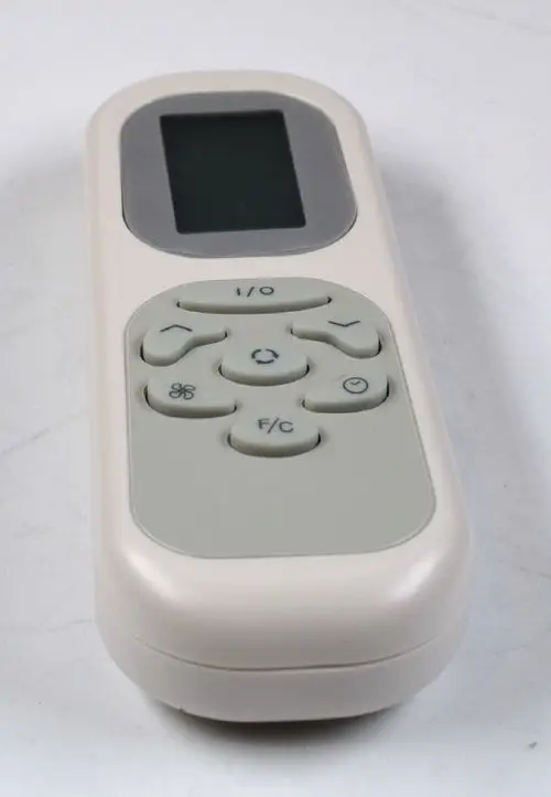 Fernbedienung in neutraler Farbe mit Display und Tasten, vermutlich von Remko, für die Steuerung von Geräten.