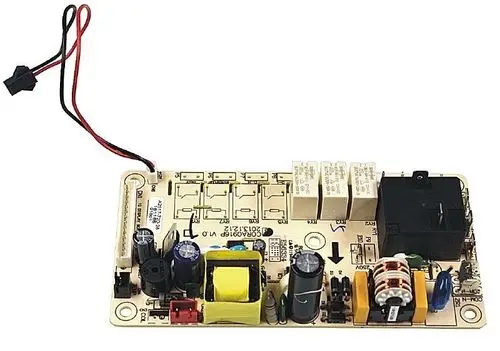 Steuerplatine der Marke Remko, bestückt mit verschiedenen elektrischen Bauteilen, Relais und Kondensatoren, erkennbar durch spezielle Layouts und Anschlüsse auf der Platine.