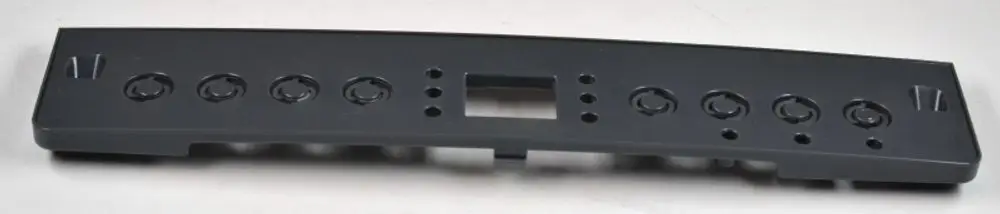 Schwarze Abdeckung für Bedientableau mit mehreren kreisförmigen Aussparungen, hergestellt von Remko. Flaches Design mit zentralem Rechteckausschnitt.