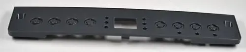 Schwarze Abdeckung für Bedientableau mit mehreren kreisförmigen Aussparungen, hergestellt von Remko. Flaches Design mit zentralem Rechteckausschnitt.