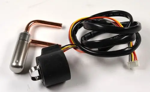 Thermostatisches Expansionsventil von Remko, bestehend aus einem Kupferrohr und einem Kabelbaum, geeignet für verschiedene Anwendungen im Heizungsbereich.