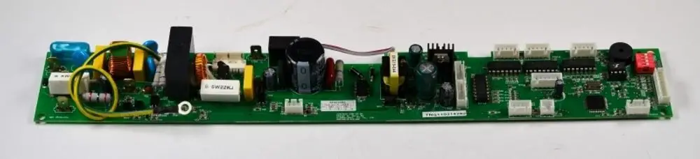 Grüne Steuerplatine mit mehreren Bauteilen und Anschlüssen, hergestellt von Remko, zur Steuerung elektronischer Geräte.