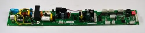 Grüne Steuerplatine mit mehreren Bauteilen und Anschlüssen, hergestellt von Remko, zur Steuerung elektronischer Geräte.