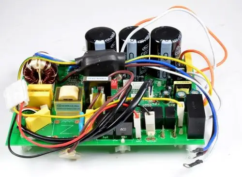 Steuerplatine von Remko mit mehreren Kondensatoren, Relais und verschiedenen elektrischen Verbindungen, montiert auf einer grünen Leiterplatte.