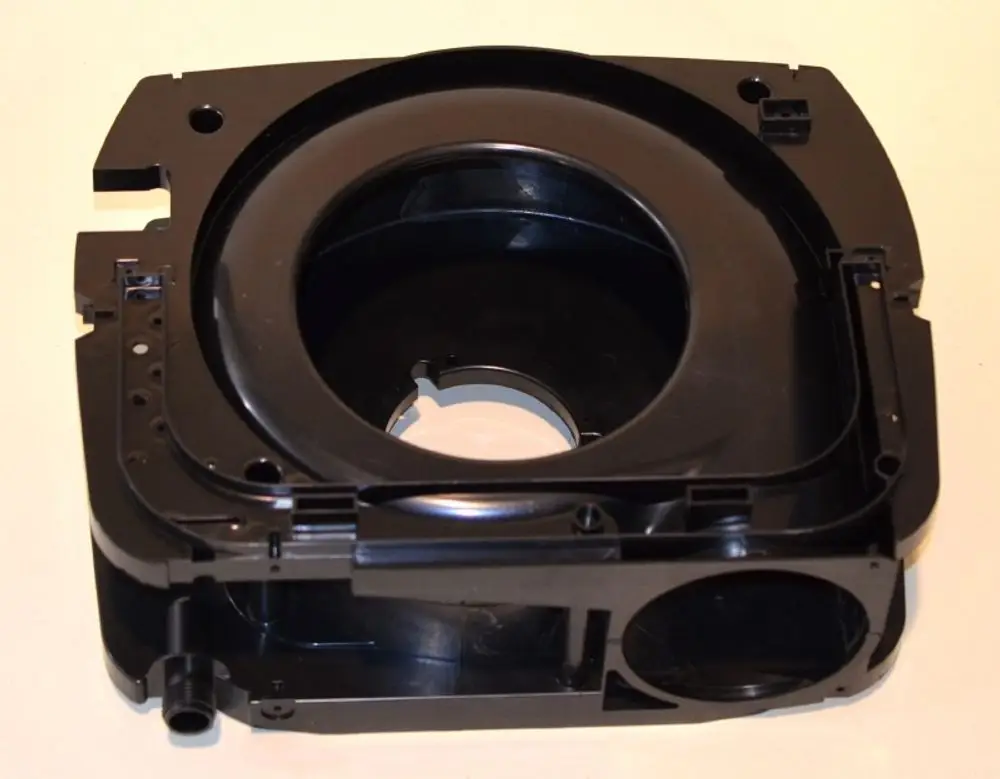 Schwarzes Ventilatorgehäuse eines Geräts von Remko, mit rundem Innenprofil und mehreren Montageöffnungen. Sichtbare Anschlüsse und Halterungen sind vorhanden.