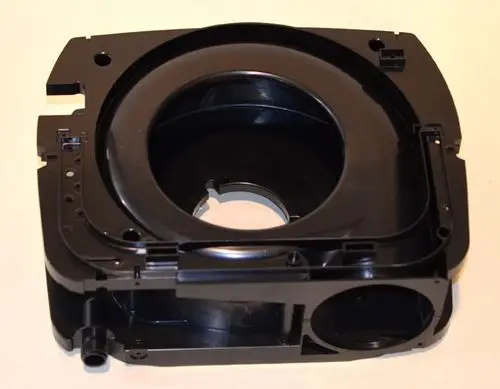 Schwarzes Ventilatorgehäuse eines Geräts von Remko, mit rundem Innenprofil und mehreren Montageöffnungen. Sichtbare Anschlüsse und Halterungen sind vorhanden.