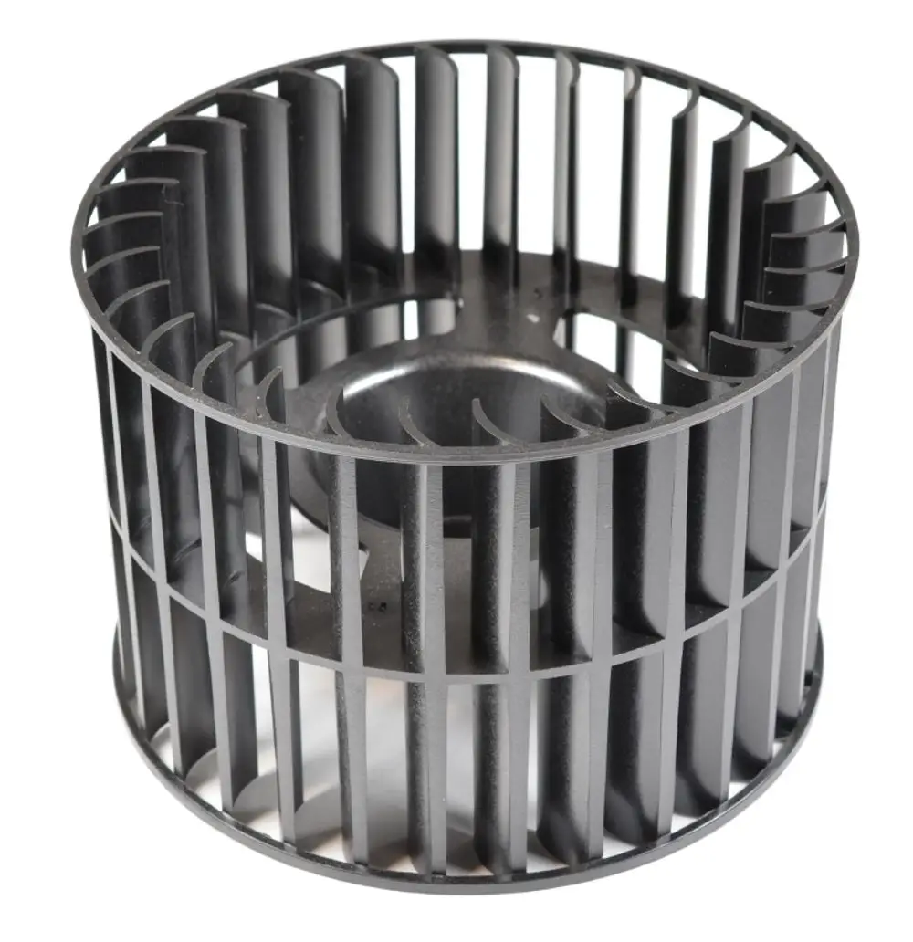 Schwarzes Ventilatorrad mit lamellenartiger Struktur, verwendet in Klimaanlagen oder Kühlsystemen. Produkt von Remko, geeignet für Verflüssiger.