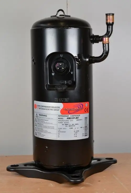 Schwarzer Kompressor mit mehreren Anschlüssen und einer Typenbezeichnung. Sichtbare Markenkennzeichnung von Remko auf dem Produktschild.