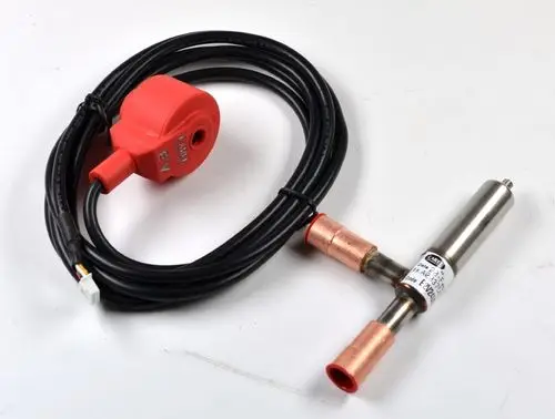 Elektronisches Expansionsventil mit einem roten Anschlussstück und einem langen Kabel. Hergestellt von Remko, verwendet in Kälte- und Klimatechnik.