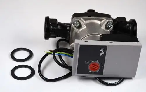 Umwälzpumpe mit Anschlussstück, Kabel und Steuerungseinheit. Es sind zwei Dichtungsringe aus Gummi daneben platziert. Produkt von Remko.