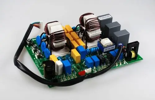 Grüne Steuerplatine von Remko mit mehreren elektrischen Komponenten, wie Induktivitäten, Kondensatoren und Relais, zum Einsatz in elektrischen Geräten.