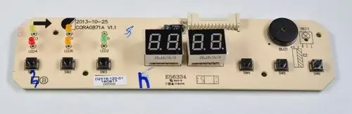 Bedienplatine von Remko mit mehreren LED-Anzeigen, Drucktasten und einem Lautsprecher. Es sind verschiedene Bauteile wie Kondensatoren und Stecker sichtbar.