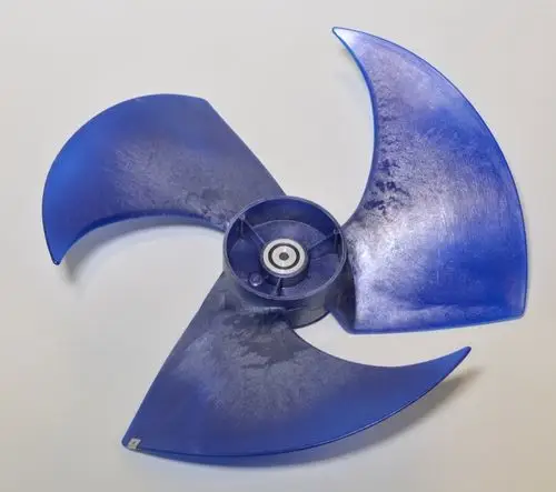 Blauer Ventilatorflügel von Remko mit drei geschwungenen Blättern, montiert auf einem zentralen Halter und geeignet für einen Verflüssiger.