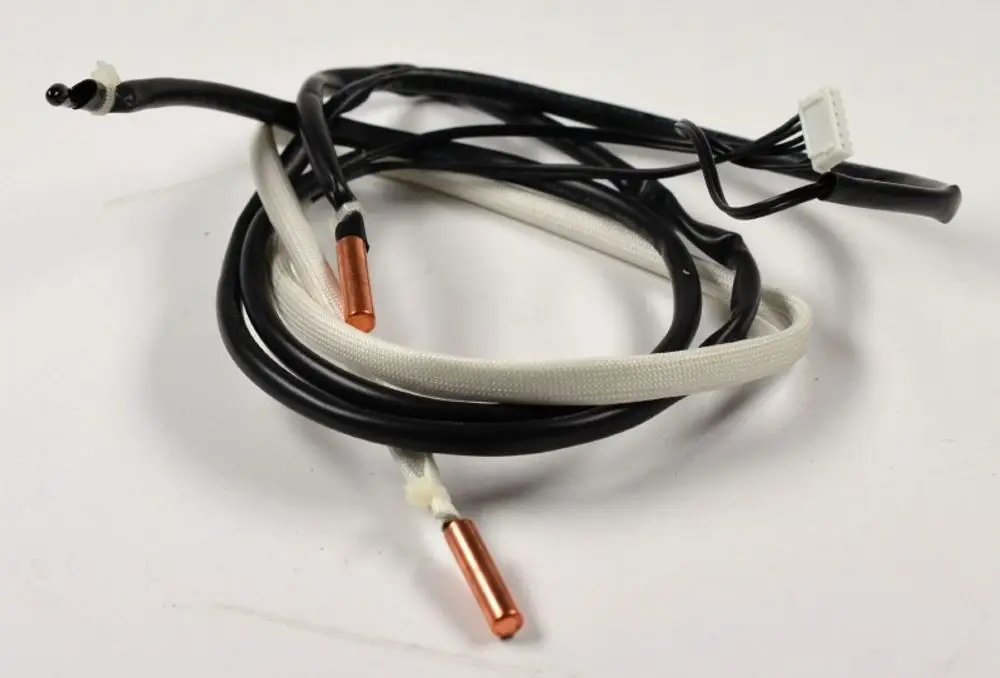 Temperatursensoren von Remko, bestehend aus mehreren Kabeln, einschließlich Kupferleitungen und einem Stecker. Sie sind für den Einsatz in bestimmten Temperaturmessanwendungen konzipiert.