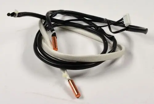 Temperatursensoren von Remko, bestehend aus mehreren Kabeln, einschließlich Kupferleitungen und einem Stecker. Sie sind für den Einsatz in bestimmten Temperaturmessanwendungen konzipiert.