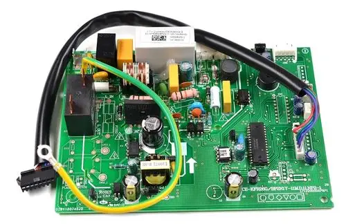 Steuerplatine von Remko mit verschiedenen Komponenten wie Widerständen, Kondensatoren und Relais auf einer grünen Leiterplatte, zur Verwendung in elektronischen Geräten.