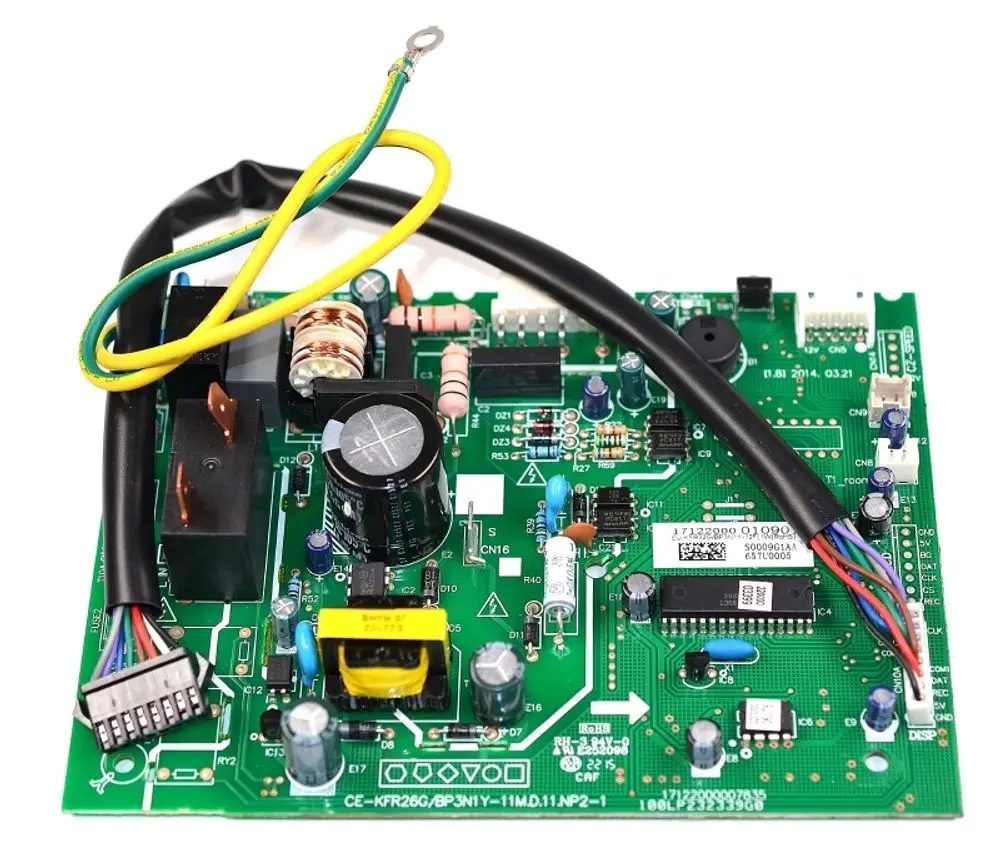 Steuerplatine von Remko mit verschiedenen elektrischen Komponenten, darunter Widerstände, Kondensatoren und Anschlusskabel, auf grünem Leiterplattenmaterial.
