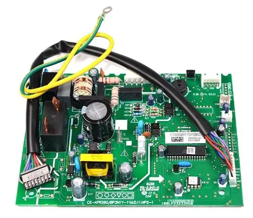 Steuerplatine von Remko mit verschiedenen elektrischen Komponenten, darunter Widerstände, Kondensatoren und Anschlusskabel, auf grünem Leiterplattenmaterial.