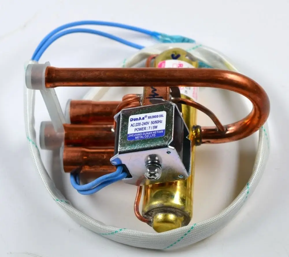 Solenoidventil mit kupfernen Rohren und Kabelanschlüssen. Vorgesehen für den Einsatz in Klima- und Heizsystemen von Remko.