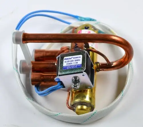 Solenoidventil mit kupfernen Rohren und Kabelanschlüssen. Vorgesehen für den Einsatz in Klima- und Heizsystemen von Remko.