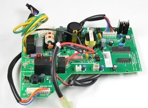 Grüne Steuerplatine mit mehreren elektrischen Komponenten, Kabeln und Anschlüssen. Teil eines Remko-Produkts für die Steuerung elektrischer Funktionen.