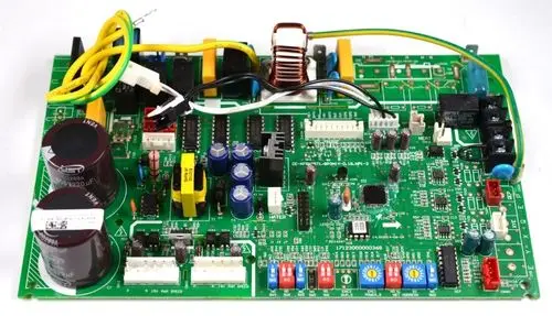 Grüne Steuerplatine mit verschiedenen elektrischen Bauteilen, darunter Kondensatoren und Widerstände, hergestellt von Remko.