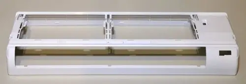 Weiße Kunststoffoberfläche, die als Vorderwand für ein Klimagerät dient. Produkt zeigt seitliche Öffnungen und Lüftungsschlitze. Markenlogo von Remko nicht sichtbar.