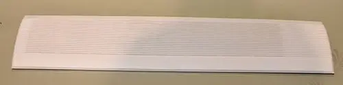 Weißes Lufteintrittsgitter von Remko mit gerippter Oberfläche, länglich und flach, auf neutralem Untergrund.