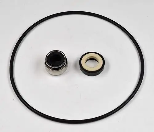 Zwei Gleitringdichtungen und ein O-Ring liegen auf einem hellen Untergrund. Die Dichtungen sind Teil eines Remko-Produkts für Umwälzpumpen.