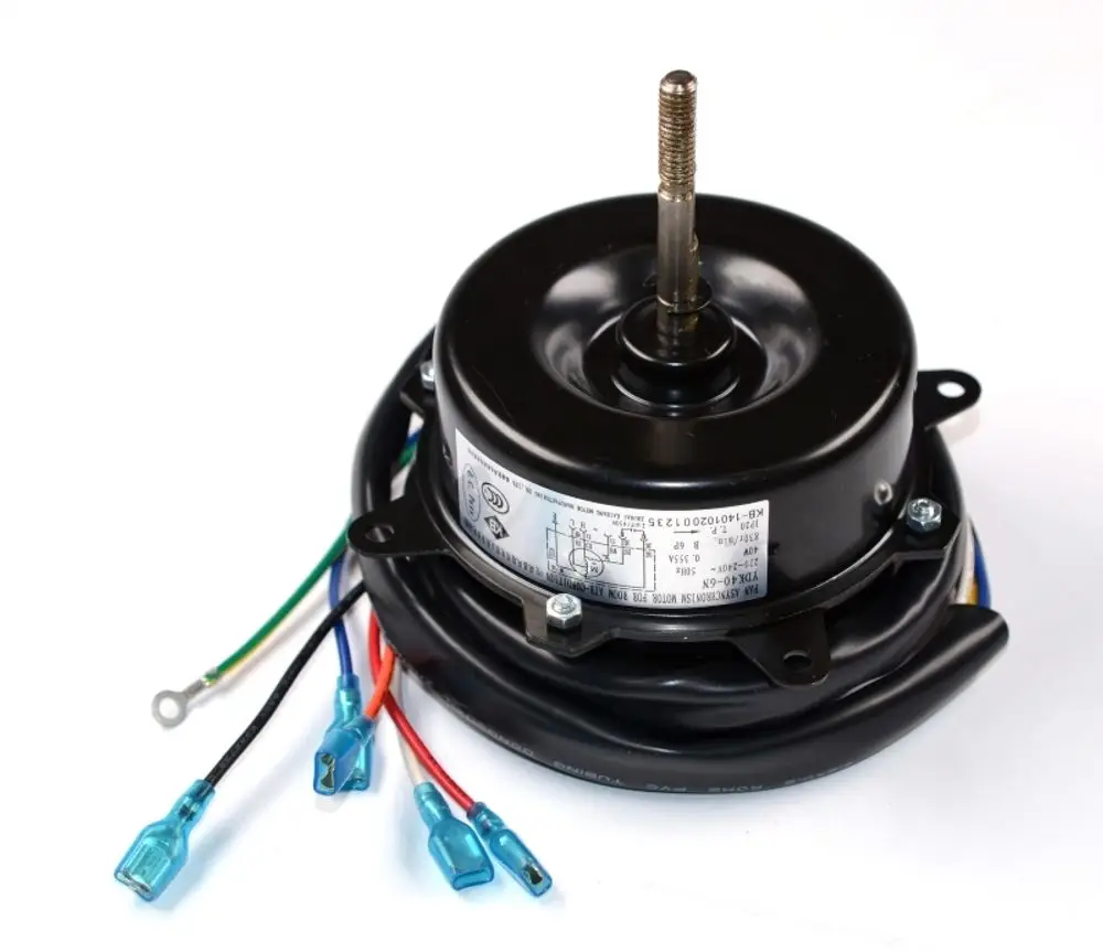 Remko Ventilatormotor mit einem zentralen Wellenstift und mehreren Anschlusskabeln in verschiedenen Farben. Das Gehäuse ist schwarz und enthält technische Spezifikationen.