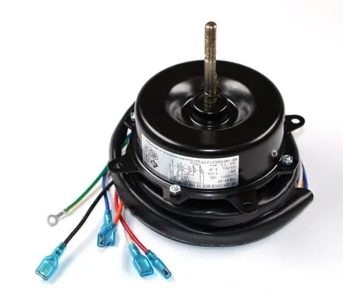 Remko Ventilatormotor mit einem zentralen Wellenstift und mehreren Anschlusskabeln in verschiedenen Farben. Das Gehäuse ist schwarz und enthält technische Spezifikationen.