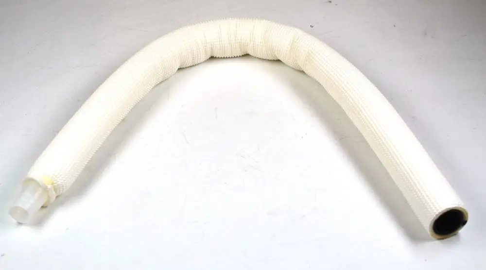 Kondensatschlauch von Remko, gekrümmte Form in Weiß, strukturierte Oberfläche, mit einem Anschluss an einem Ende und offenem Ende auf der anderen Seite.