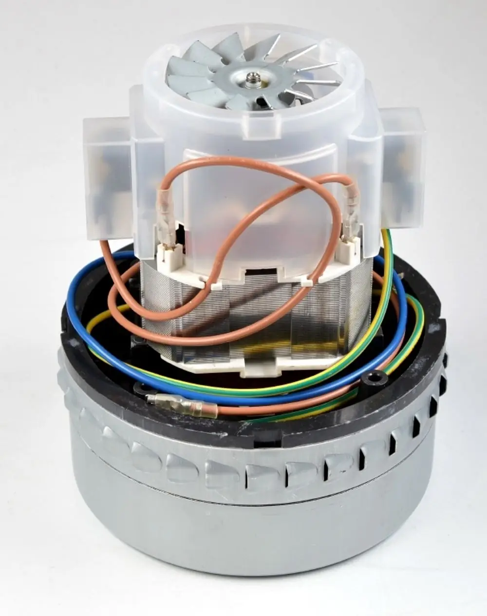 Turbine mit sichtbarem Motor und mehreren farbigen Anschlusskabeln, montiert auf einem runden Sockel. Produkt von Remko.