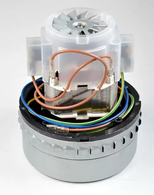 Turbine mit sichtbarem Motor und mehreren farbigen Anschlusskabeln, montiert auf einem runden Sockel. Produkt von Remko.