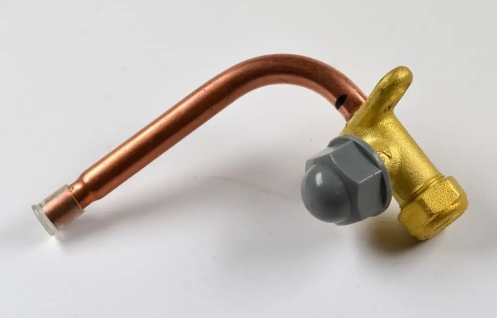 Kupferne Einspritzleitung mit einem grauen und goldfarbenen Absperrventil. Einsatzbereich in Anwendungen von Remko.